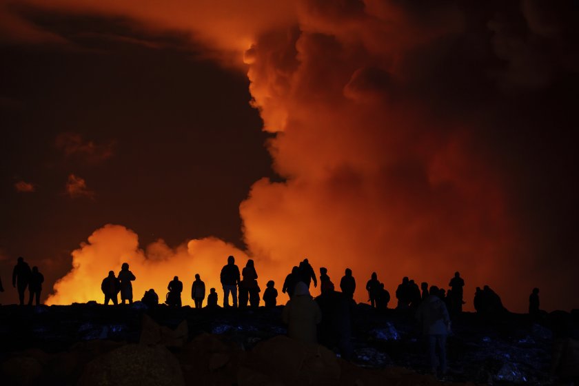 Извънредно положение заради изригнал вулкан в Исландия (СНИМКИ)