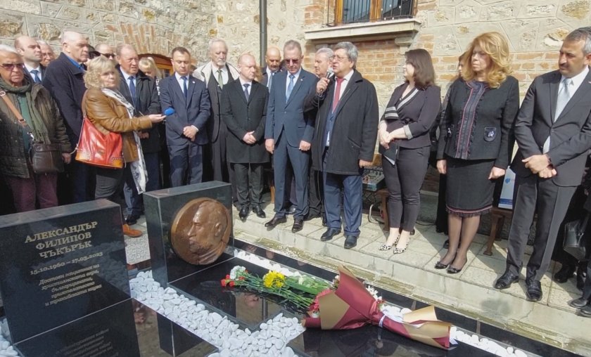 Барелеф на отец Александър Чъкърък бе открит в българската църква