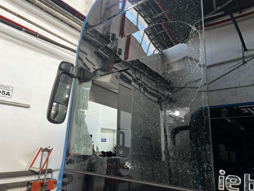 Три деца счупиха стъкло на автобус от градския транспорт в