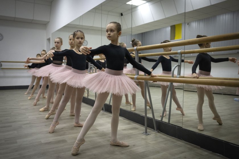 Танцът като утеха: Бомбоубежище в Харков приютява малки балерини (СНИМКИ)