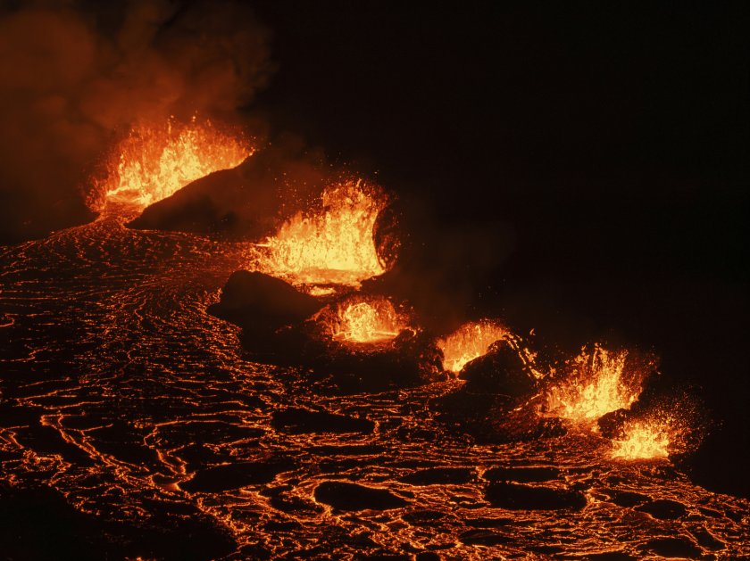 Зрелищни картини след изригването на вулкан в Исландия (СНИМКИ)