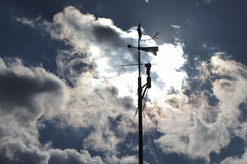 Акцент във времето днес е силният вятър с посока от