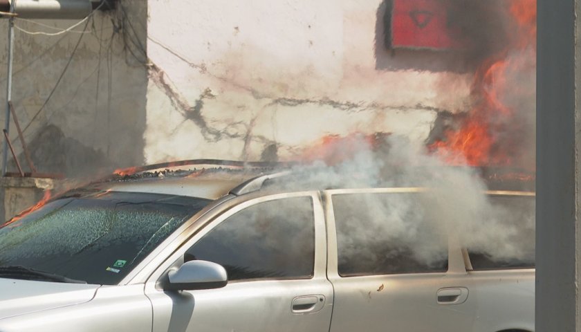 Две коли изгоряха пред блок в бургаския жилищен комплекс “Меден