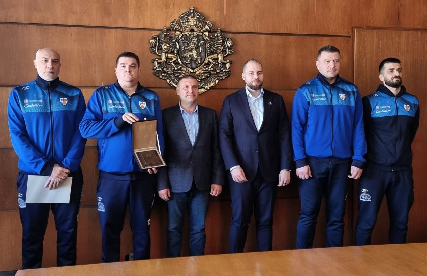 кметът председателят общинския съвет плевен наградиха спартак плевен турнира купата българия