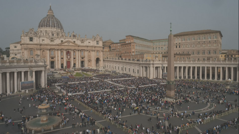 Започна великденското богослужение на площад "Свети Петър" в Рим