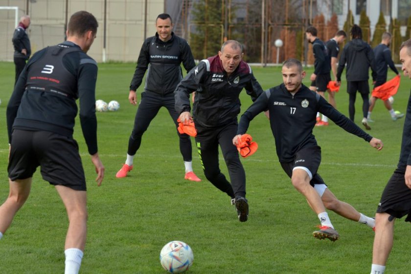 Треньорът на Славия Златомир Загорчич определи група от 20 футболисти