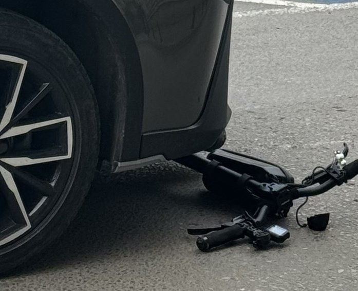 Кола блъсна 14-годишно момче с тротинетка на пешеходна пътека в Русе (СНИМКИ)
