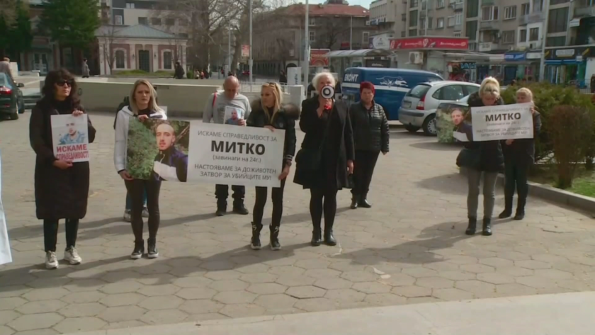 Протест в Пловдив преди подновяването на делото срещу близнаците от Цалапица