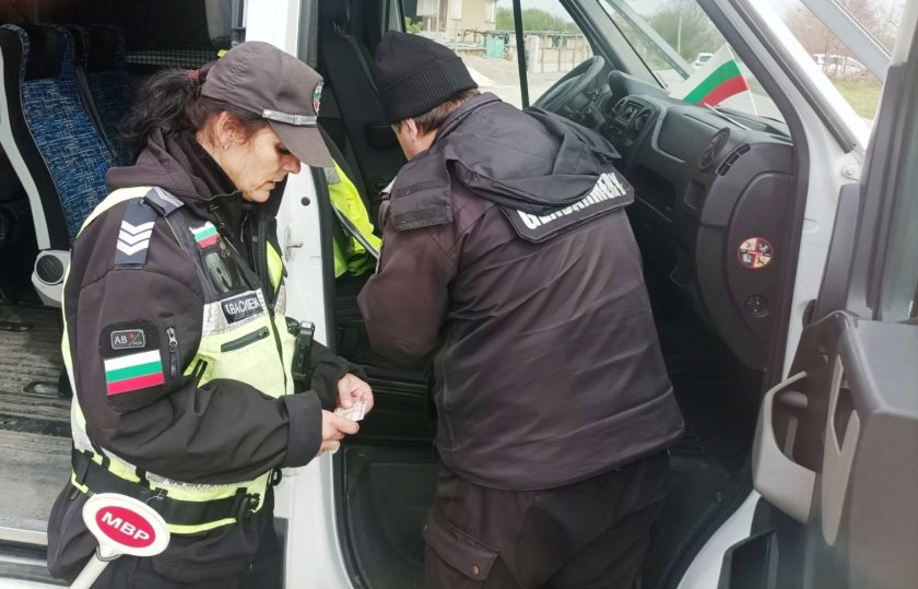 полицията пазарджик задържа двама души обявени издирване