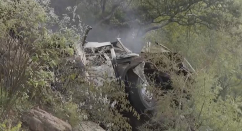 Снимка: 45 души загинаха, след като автобус падна от мост в Южна Африка