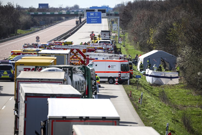 пет жертви автобусна катастрофа германия снимки