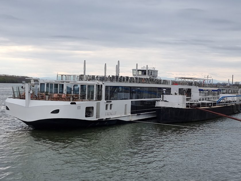 17 души са ранени, след като български круизен кораб се