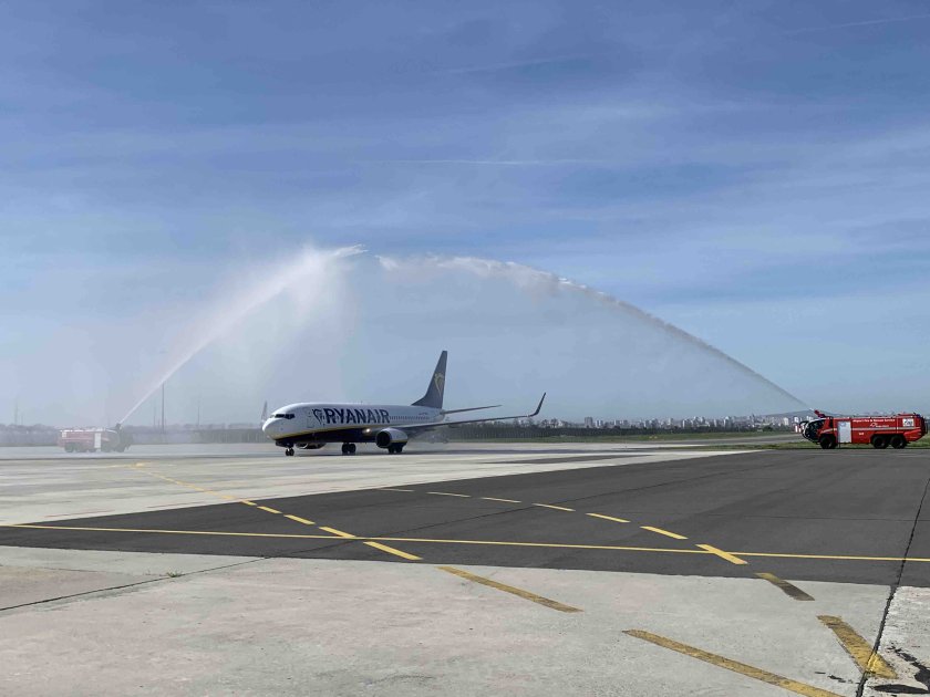 летище бургас посрещна първите туристи южното черноморие шенгенски полет