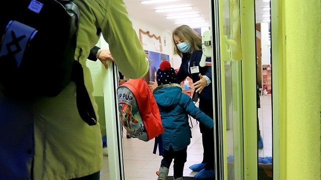 35% по-високи заплати обеща Терзиев на медицинските сестри в училищата и детските градини