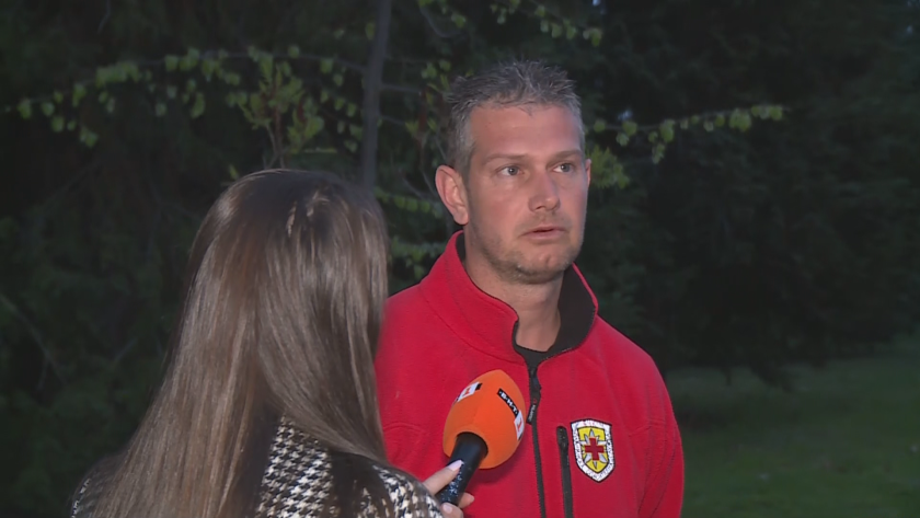 Само една е моторната шейна, с която оказват помощ планинските