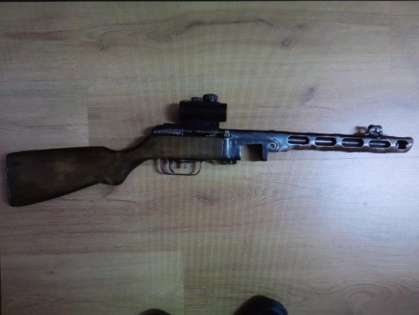 Снимка: Картечница, противотанков снаряд, пушки и пистолети откриха в автосервиз в Ямбол
