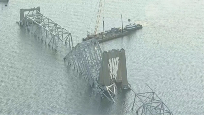 тежки кранове остраняват отломките рухналия мост балтимор