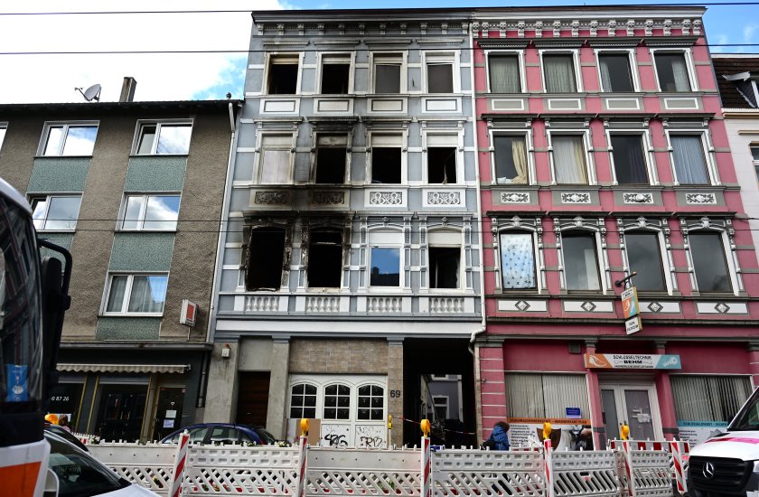 Близките на загиналото в пожар семейство в Золинген искат възмездие