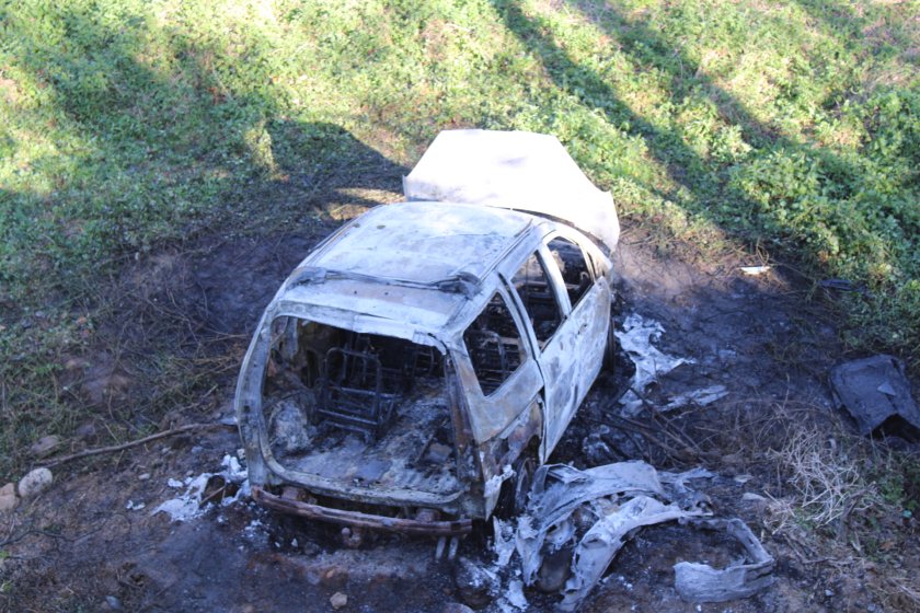 Кола падна и изгоря в пропаст на пътя Симитли - Банско (СНИМКИ)