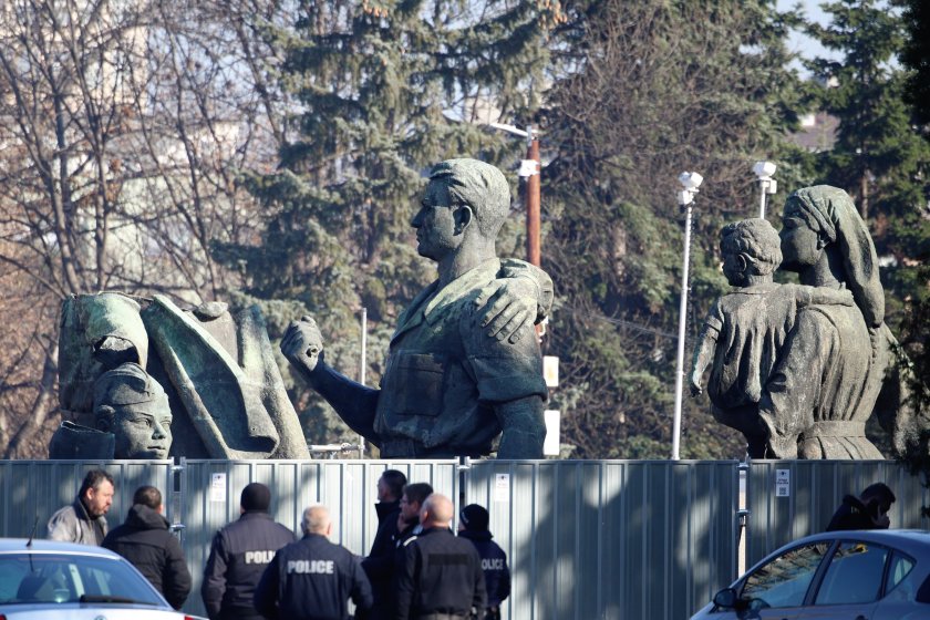 След решението на ВАС: Ще бъдат ли демонтирани и последните фигури на Паметника на Съветската армия?