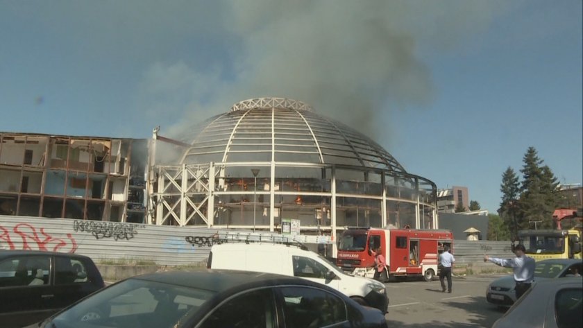 Прокуратурата започна оглед на опожарената Универсална зала в Скопие
