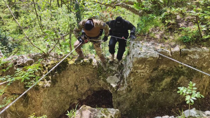 Туристка увисна над 300-метрова пропаст, хвана се за храст и дочака помощ на Шуменското плато