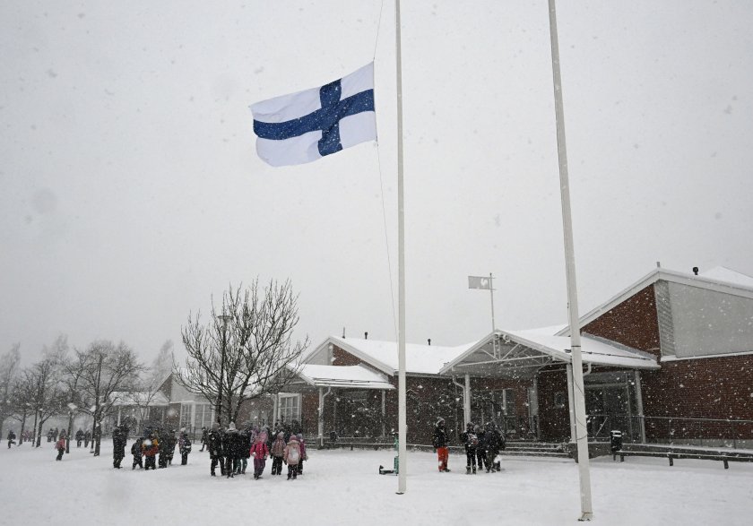 Флаговете във Финландия бяха спуснати наполовина днес, когато страната скърби