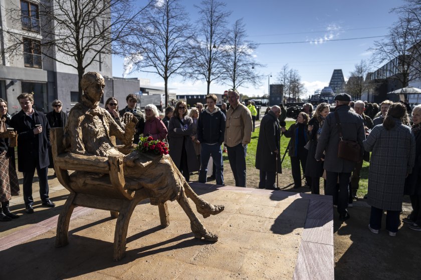 В Копенхаген откриха статуя на датската писателка Карен Бликсен. Статуята