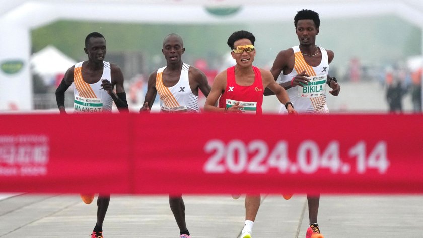 скандал полумаратона китай африканци пуснали местен състезател победи