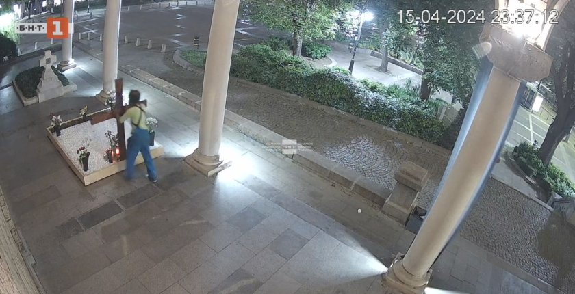 Гробът на патриарх Неофит е поруган в тъмните часове на