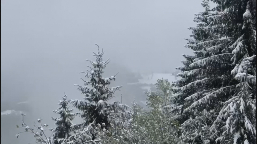 В Румъния внезапно заваля сняг, а температурите паднаха с 20