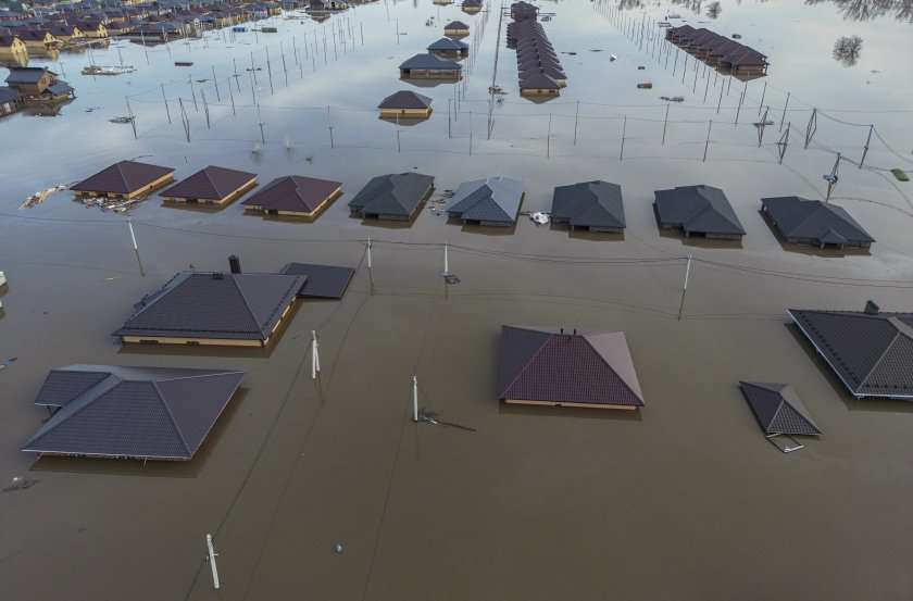 Хиляди домове са под вода в руския град Оренбург, в ход е масова евакуация (СНИМКИ)