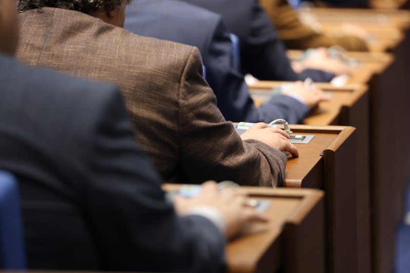 Депутатите обсъждат числеността на запаса за въоръжените сили