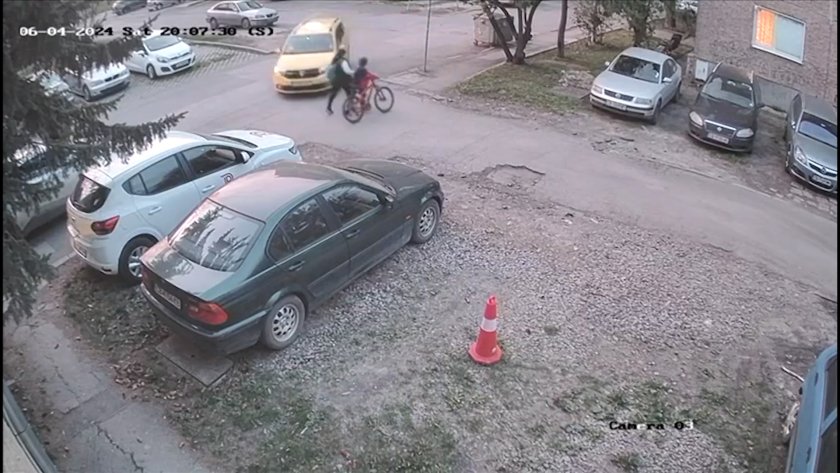 Майка и дете едва не бяха прегазени от шофьор, докато