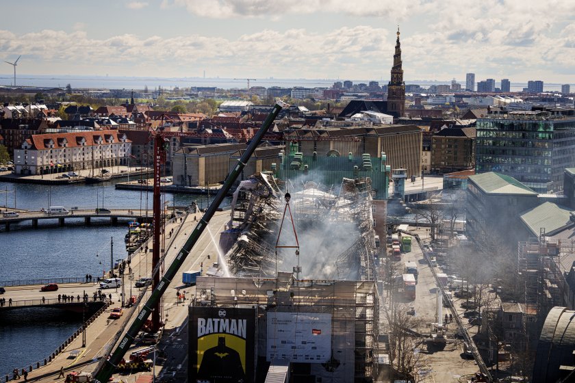 В Копенхаген - овладяването на пожара, обхванал сградата на Старата