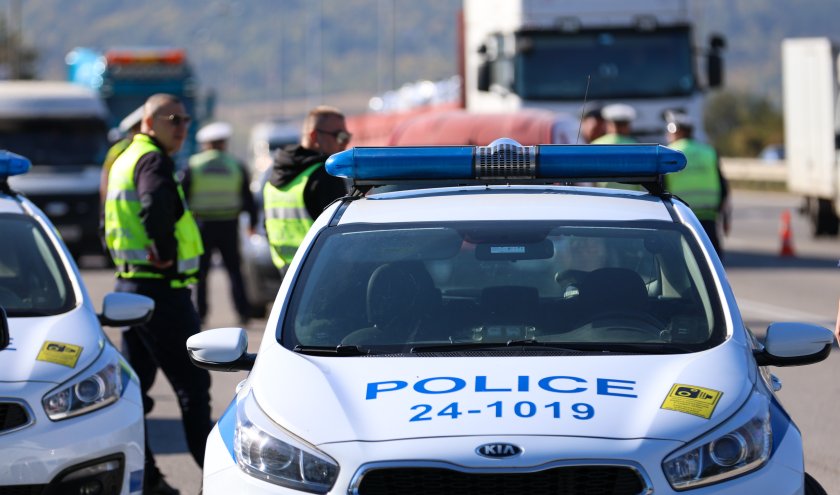 дрогиран шофьор блъсна колата патрулка пътна полиция варна