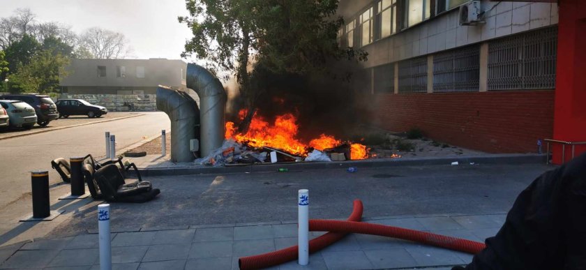Горене на отпадъци предизвика пожар в двора на Университетската болница