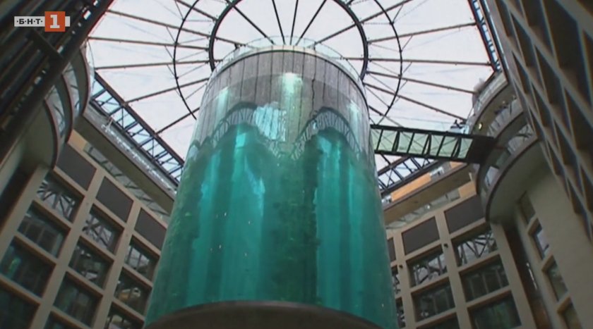 Снимка: Хотел в Берлин заменя гигантски аквариум с вертикална градина в лобито си