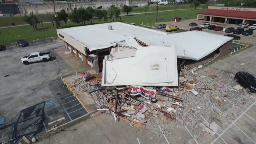 Торнадо в американския щат Тексас. Нанесени са сериозни материални щети.