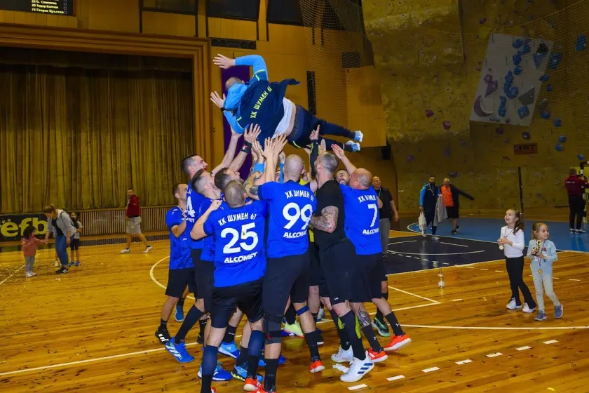 шумен локомотив горна оряховица започват победоносно полуфиналните плейофи първенството българия хандбал мъже