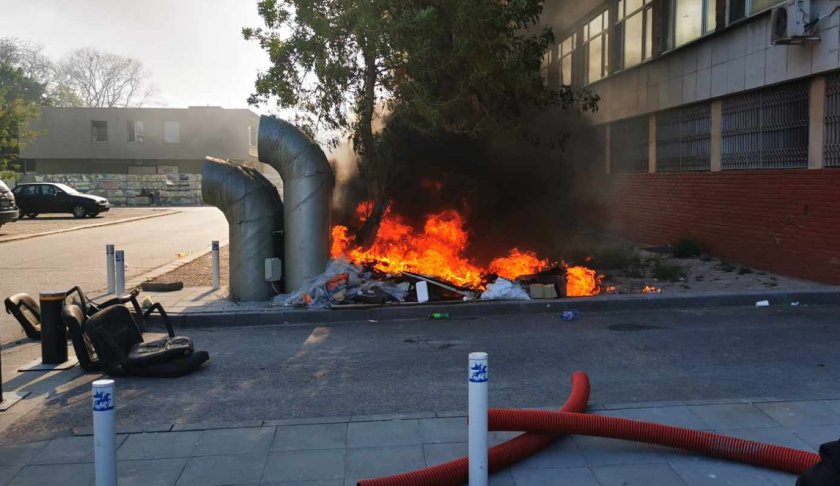 Горене на отпадъци предизвика пожар в двора на Университетската болница