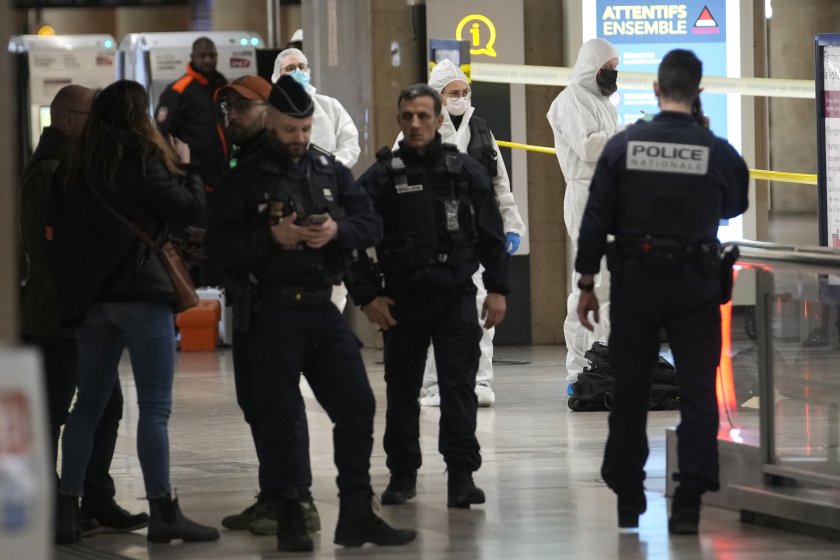 нападението нож париж терористичен акт съобщават местните власти