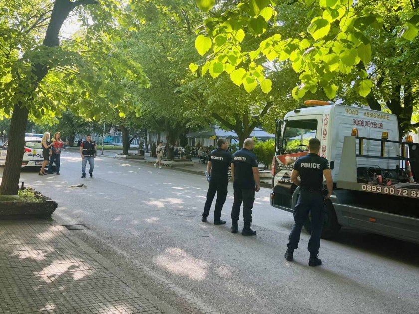 Атракционно влакче блъсна пешеходка в центъра на Русе. Жената е