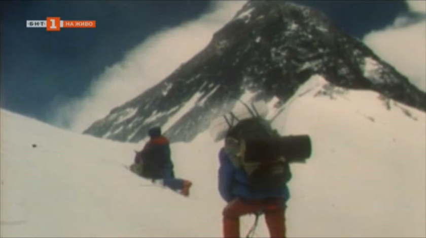 години развяването българското знаме високата точка света еверест видео