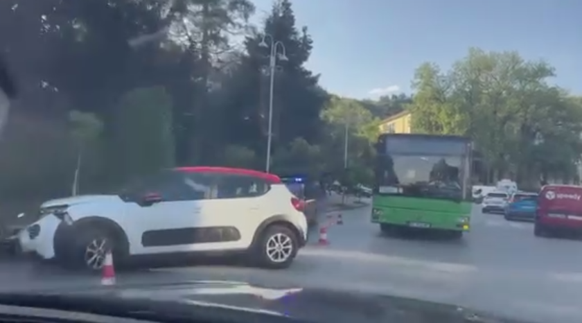 Катастрофа между кола и мотор затруднява движението в центъра на Велико Търновo