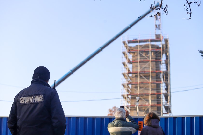 Днес са били премахнати компрометираните облицовъчни плочи с надписа от