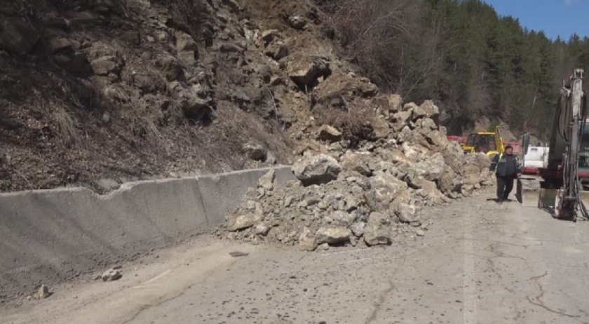 Падащи камъни затвориха пътя Белово - Юндола