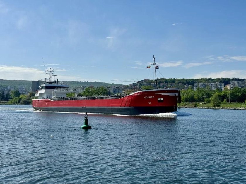 Първият кораб с американско ядрено гориво за АЕЦ "Козлодуй" акостира във Варна