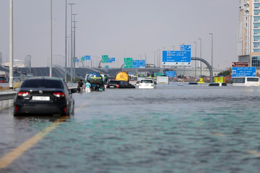 Обединените арабски емирства се съвземат постепенно след най-големите проливни дъждове,