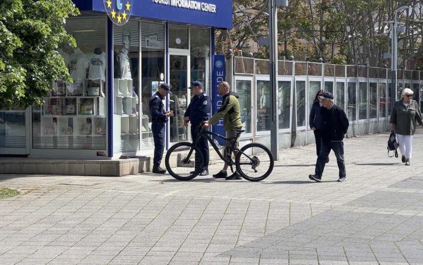 Акция на МВР срещу нарушители с велосипеди и електрически тротинетки в Бургас